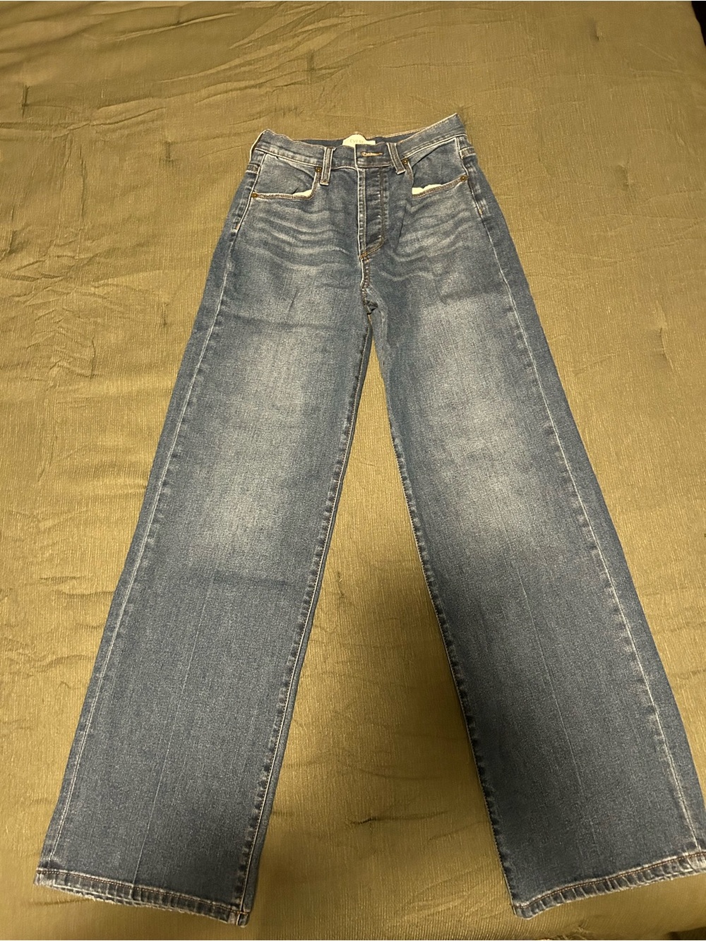 Evereve Wide-Leg Jeans in Faded Denim Blue